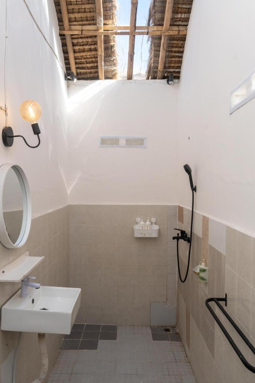 Surf Shack Grupuk Hotell Bumbang Exteriör bild
